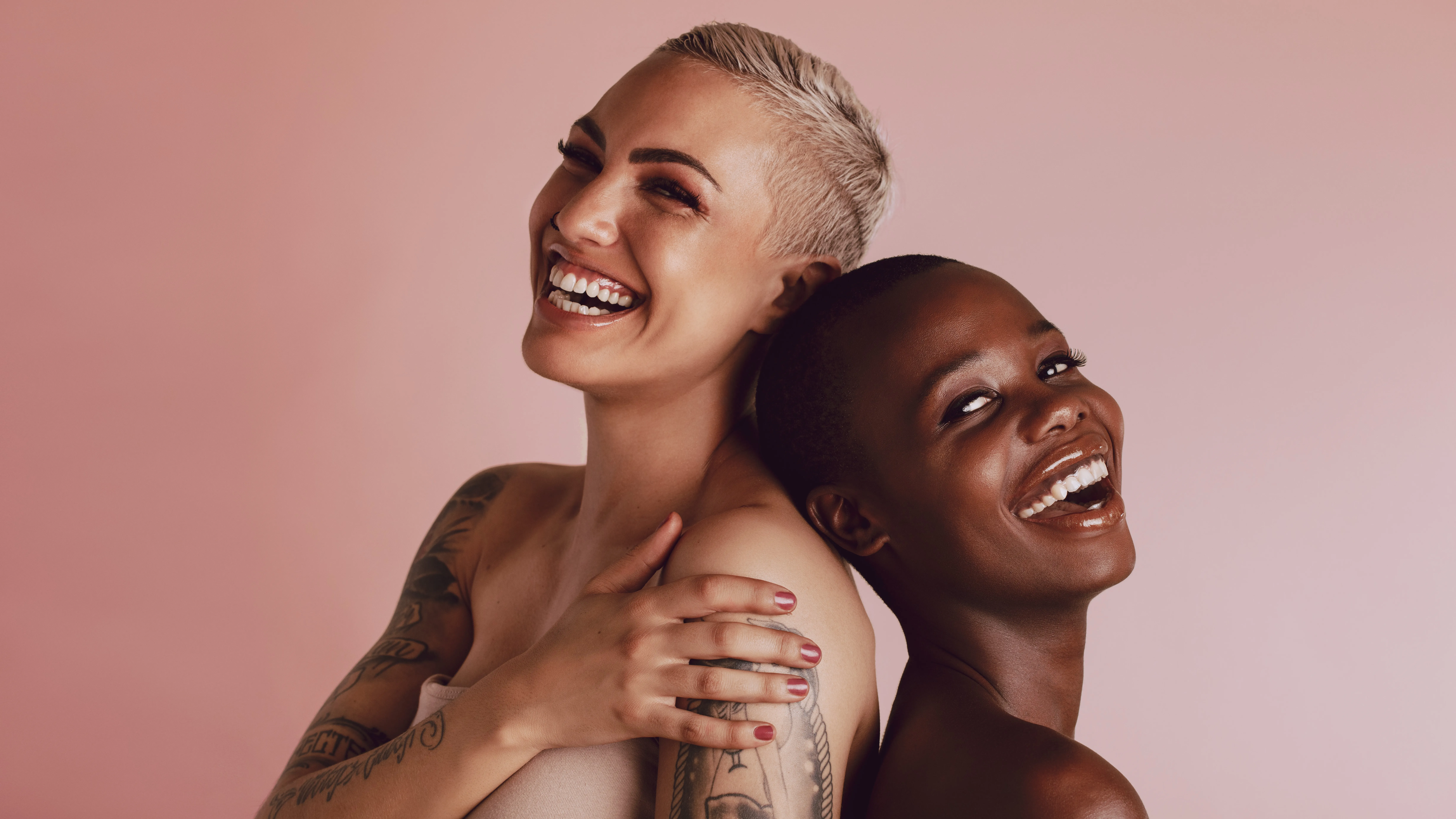 Blonde und braunhaarige Frau mit Buzz Cut