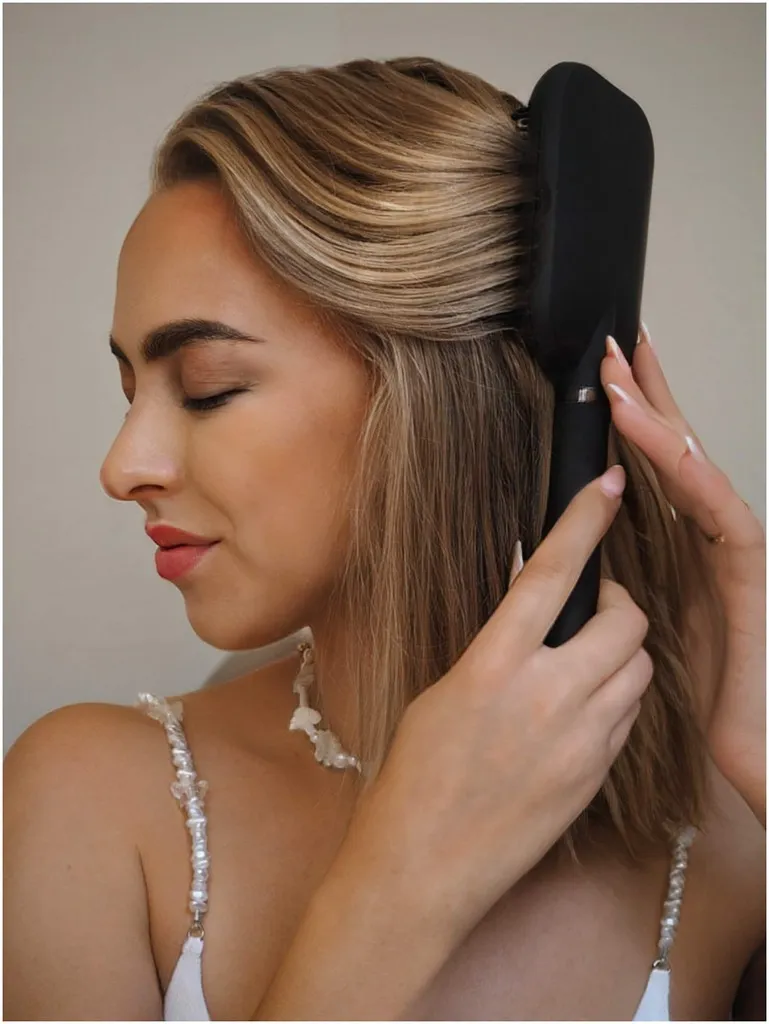 Bellody Patented hairbrush with self-cleaning function