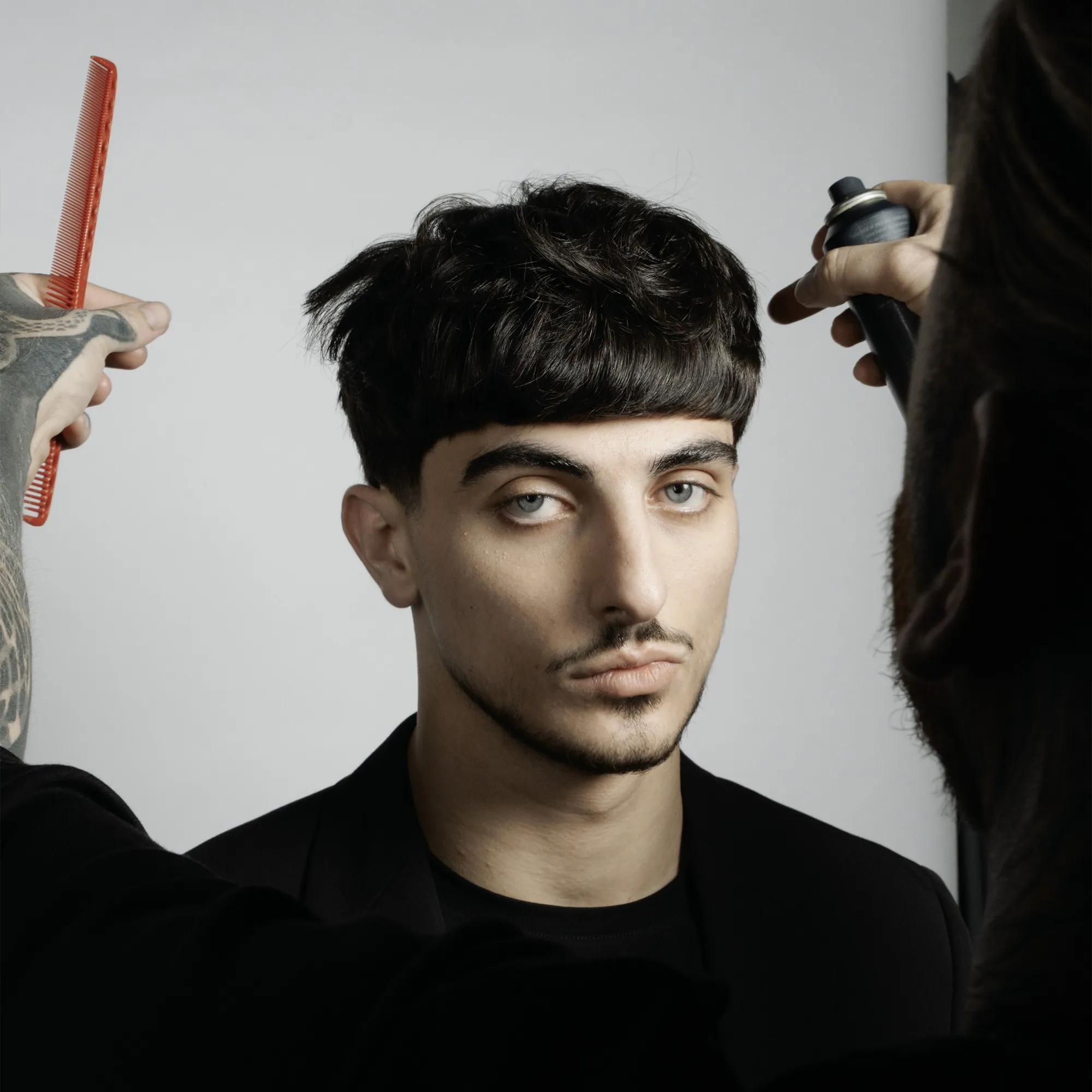 Dunkelhaariger Mann mit Topfschnitt